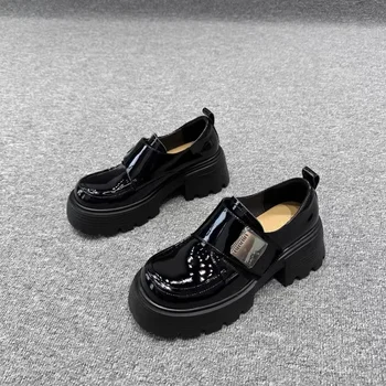 Маленькие кожаные туфли на не сужающемся книзу массивном каблуке в Британском Стиле для Женщин; Модные Лоферы на толстом каблуке 2023 года; Женские Черные тонкие туфли без застежки